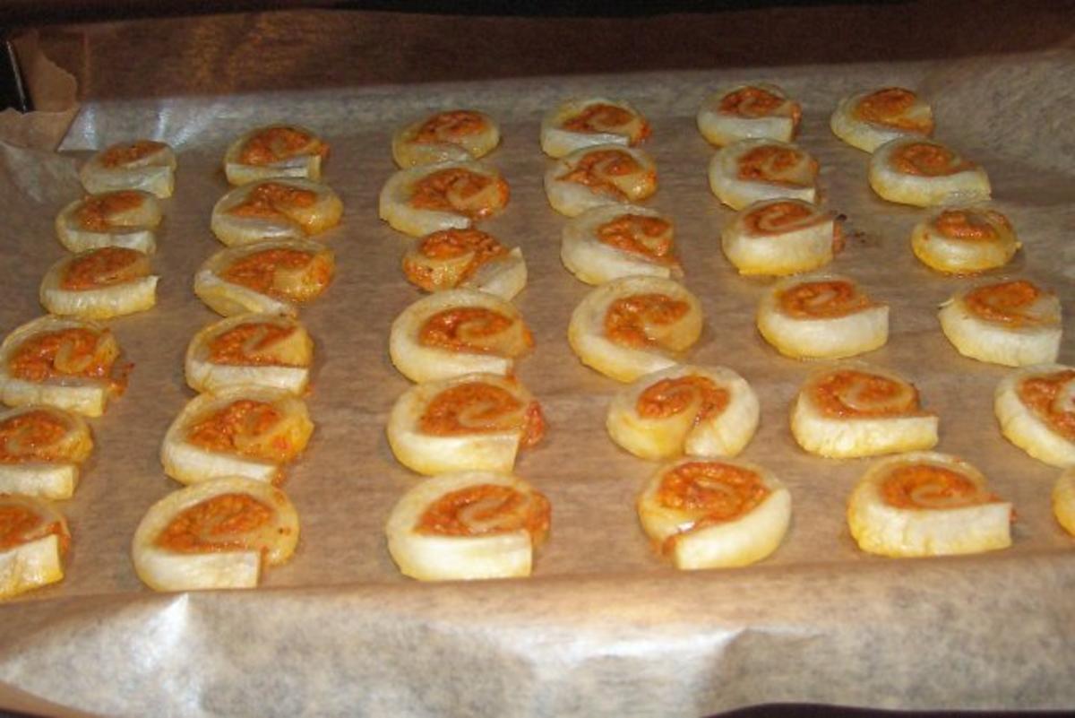 Snack: Mini-Blätterteigschnecken mit Pestokäse und Tomaten - Rezept - Bild Nr. 9