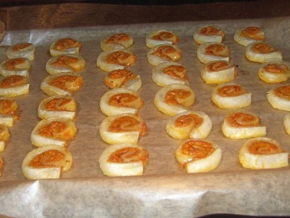 Rezept: Snack: Mini-Blätterteigschnecken mit Pestokäse und Tomaten Bild Nr. 9 Snack: Mini-Blätterteigschnecken mit Pestokäse und Tomaten - Rezept - Bild Nr. 9