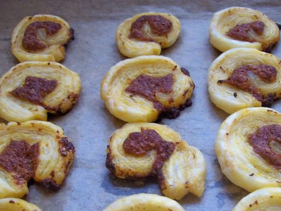 Rezept: Snack: Mini-Blätterteigschnecken mit Pestokäse und Tomaten Bild Nr. 10 Snack: Mini-Blätterteigschnecken mit Pestokäse und Tomaten - Rezept - Bild Nr. 10