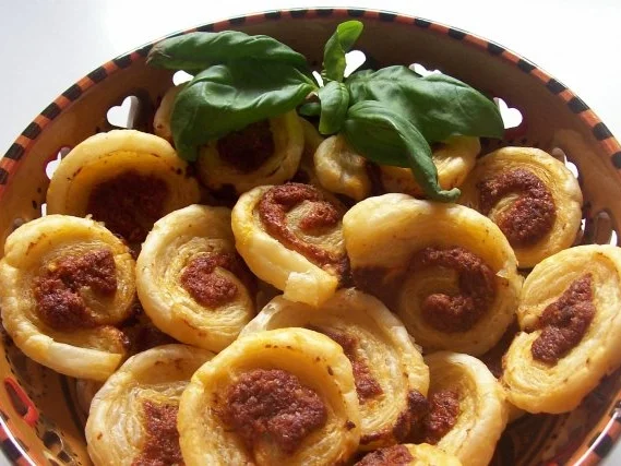 Rezept: Snack: Mini-Blätterteigschnecken mit Pestokäse und Tomaten Bild Nr. 11 Snack: Mini-Blätterteigschnecken mit Pestokäse und Tomaten - Rezept - Bild Nr. 11