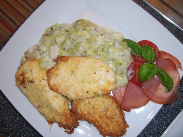 Parmesan Hähnchen mit Rahmporree - Rezept