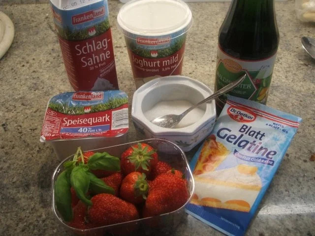 Dessert: Waldmeister-Dessert auf Erdbeer-Basilikum-Schaum - Rezept - Bild Nr. 2