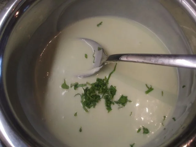 Dessert: Waldmeister-Dessert auf Erdbeer-Basilikum-Schaum - Rezept - Bild Nr. 4