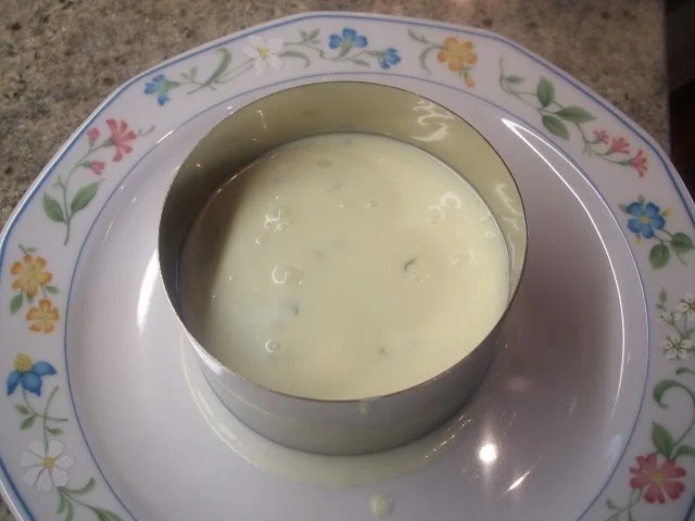 Dessert: Waldmeister-Dessert auf Erdbeer-Basilikum-Schaum - Rezept - Bild Nr. 5