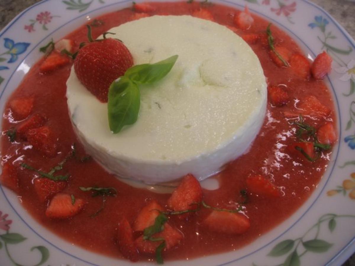 Dessert: Waldmeister-Dessert auf Erdbeer-Basilikum-Schaum - Rezept