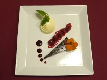 Schokoladentarte mit Vanilleeis auf einer Straße aus Himbeeren (Joachim Witt) - Rezept