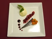 Schokoladentarte mit Vanilleeis auf einer Straße aus Himbeeren (Joachim Witt) - Rezept