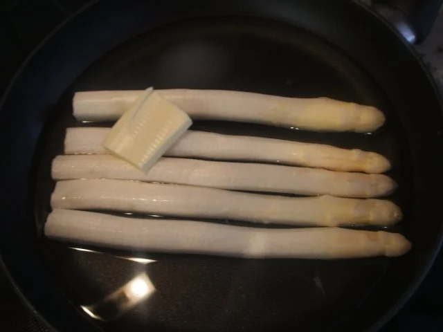 Rezept: Gemüse: Spargel, gebacken mit Kräuter-Püree und Kräuter-Creme Bild Nr. 3 Gemüse: Spargel, gebacken mit Kräuter-Püree und Kräuter-Creme - Rezept - Bild Nr. 3