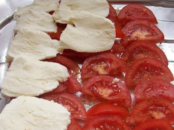Schichtsalat "Tomate-Mozzarella" mit Honig-Balsamico-Dressing - Rezept - Bild Nr. 3