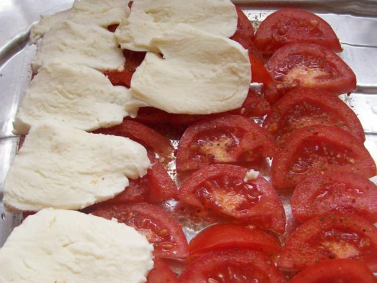 Schichtsalat &amp;quot;Tomate-Mozzarella&amp;quot; mit Honig-Balsamico-Dressing - Rezept