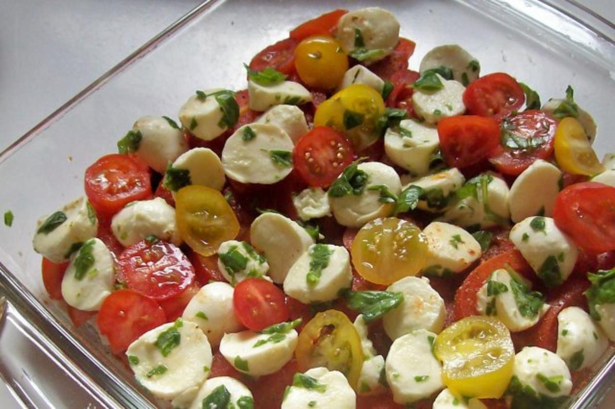 Schichtsalat "Tomate-Mozzarella" mit Honig-Balsamico-Dressing - Rezept - Bild Nr. 4
