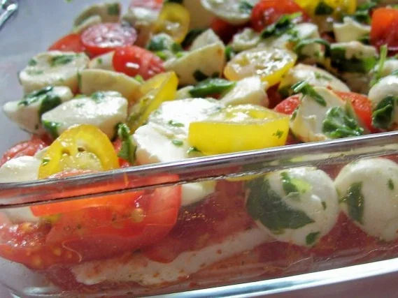 Schichtsalat "Tomate-Mozzarella" mit Honig-Balsamico-Dressing - Rezept - Bild Nr. 5