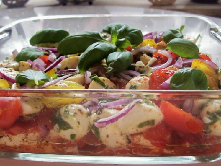 Schichtsalat &amp;quot;Tomate-Mozzarella&amp;quot; mit Honig-Balsamico-Dressing - Rezept
