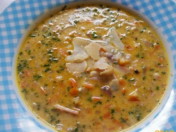 Gekräuterte Käse-Zwiebelsuppe mit Möhren - Rezept