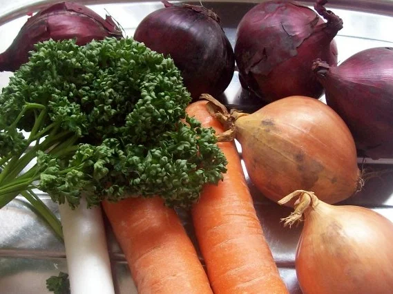 Gekräuterte Käse-Zwiebelsuppe mit Möhren - Rezept - Bild Nr. 2