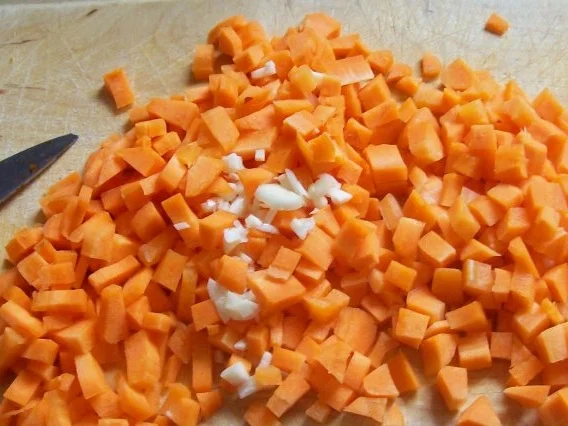 Gekräuterte Käse-Zwiebelsuppe mit Möhren - Rezept - Bild Nr. 5