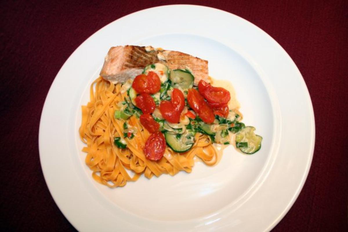 Pikante Sahne-Lachspasta mit karamellisierten Tomaten - Rezept