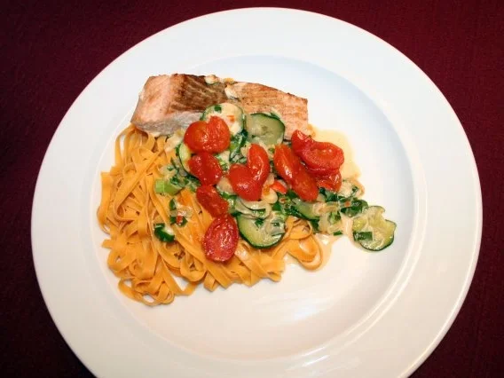 Pikante Sahne-Lachspasta mit karamellisierten Tomaten - Rezept