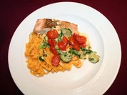 Pikante Sahne-Lachspasta mit karamellisierten Tomaten - Rezept