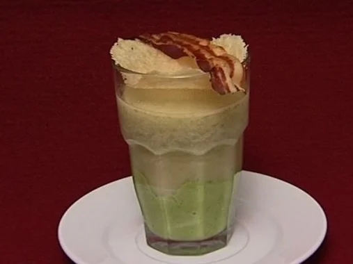 Erbsen-Latte-Macchiato mit Pancetta und Parmesankräcker - Rezept