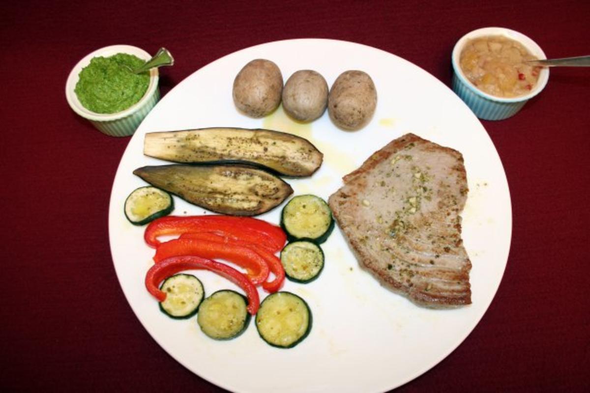 Bilder für Thunfischsteak mit Birnen-Salsa an Ofengemüse, dazu Kartoffeln und Mojo Verde - Rezept