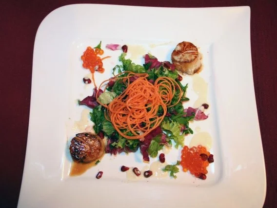 Rezept: Gebratene Jakobsmuscheln auf Rucola mit Granatapfeldressing Gebratene Jakobsmuscheln auf Rucola mit Granatapfeldressing - Rezept