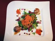 Gebratene Jakobsmuscheln auf Rucola mit Granatapfeldressing - Rezept