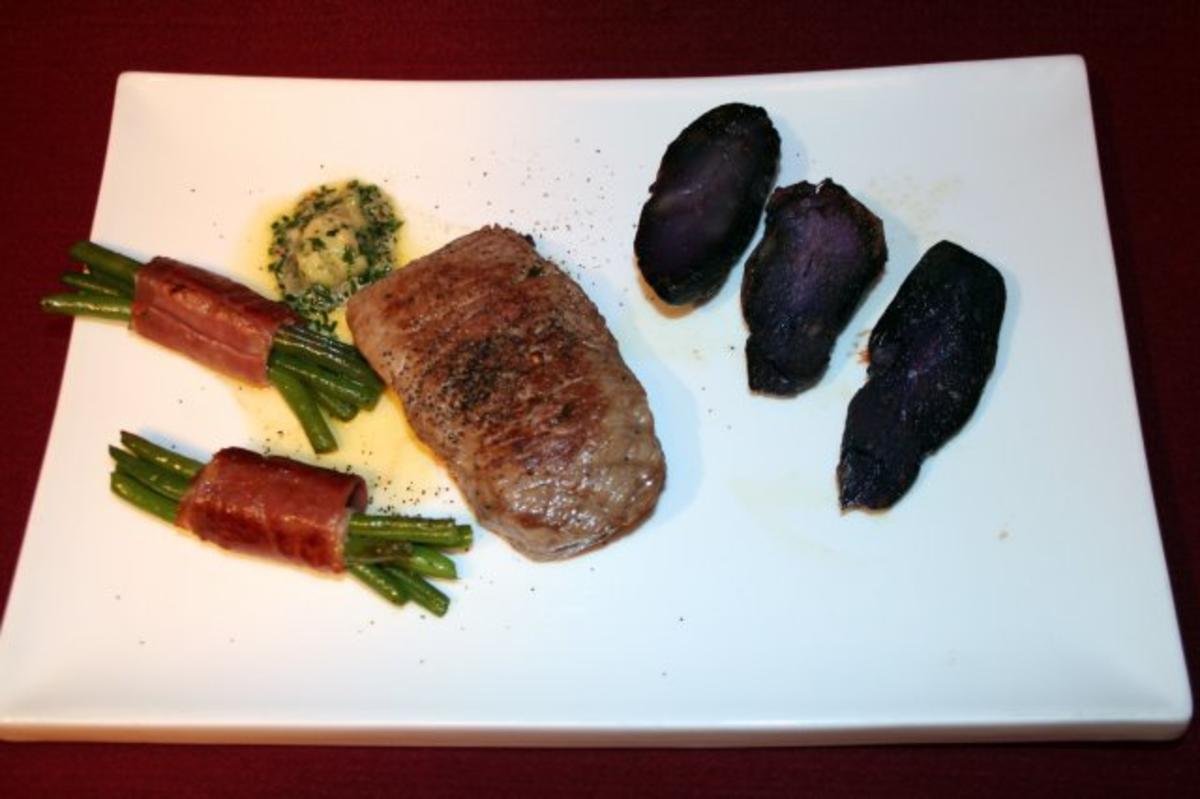 Rumpsteak mit lila Kartoffelspalten und Bohnenbündchen - Rezept ...