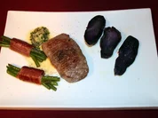 Rumpsteak mit lila Kartoffelspalten und Bohnenbündchen - Rezept