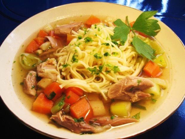 Gemüsesüppchen mit Hühnerfleisch und Suppennudeln ... - Rezept - kochbar.de