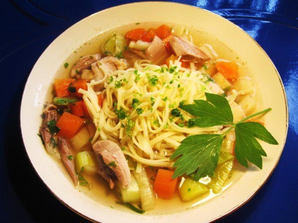 Gemüsesüppchen mit Hühnerfleisch und Suppennudeln - schnell &amp; einfach ...
