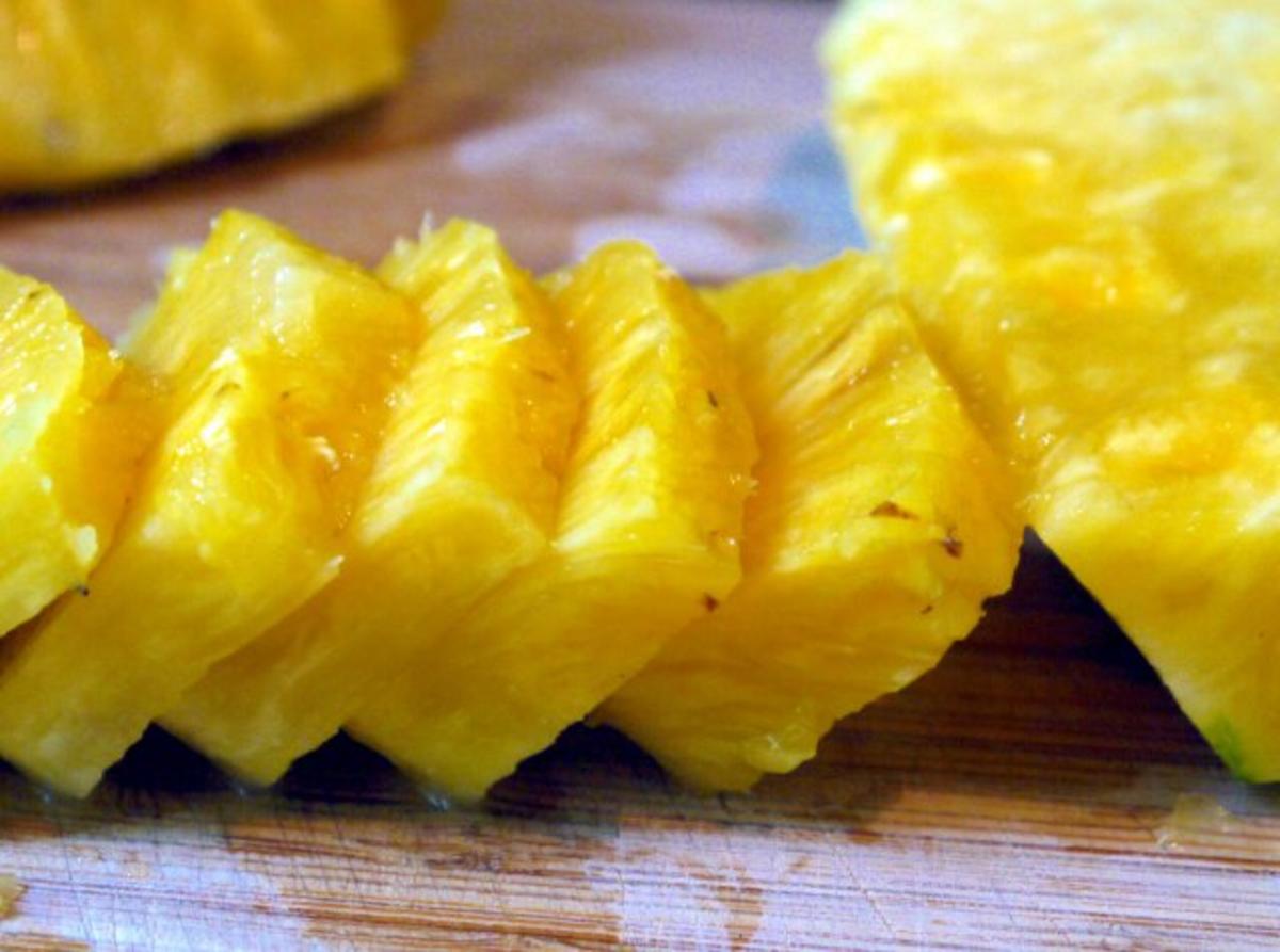 Honig-glasierte Hähnchenkeulen auf frischer Ananas - Rezept - Bild Nr. 3