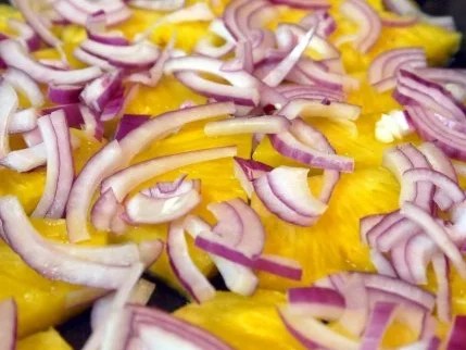 Rezept: Honig-glasierte Hähnchenkeulen auf frischer Ananas Bild Nr. 4 Honig-glasierte Hähnchenkeulen auf frischer Ananas - Rezept - Bild Nr. 4