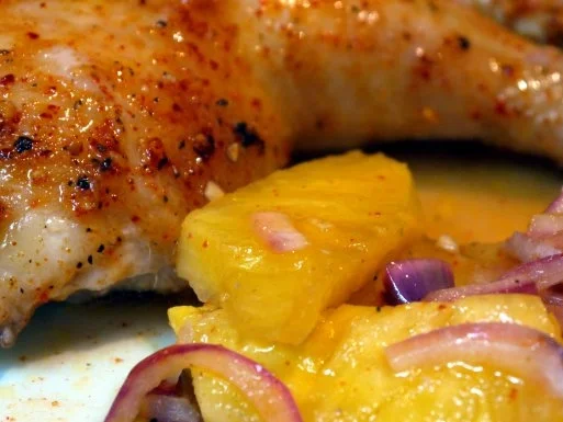 Rezept: Honig-glasierte Hähnchenkeulen auf frischer Ananas Honig-glasierte Hähnchenkeulen auf frischer Ananas - Rezept