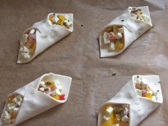Rezept: Snack: Blätterteigschiffchen mit Feta und Kürbis Bild Nr. 7 Snack: Blätterteigschiffchen mit Feta und Kürbis - Rezept - Bild Nr. 7