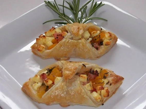 Rezept: Snack: Blätterteigschiffchen mit Feta und Kürbis Bild Nr. 10 Snack: Blätterteigschiffchen mit Feta und Kürbis - Rezept - Bild Nr. 10