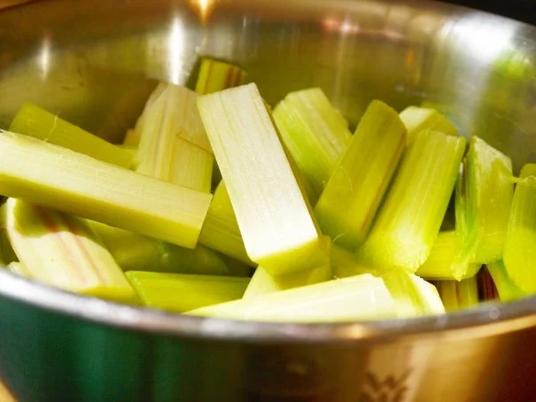 Rezept: Rhabarber-Ricotta-Kuchen mit Tonkabohne Bild Nr. 2 Rhabarber-Ricotta-Kuchen mit Tonkabohne - Rezept - Bild Nr. 2