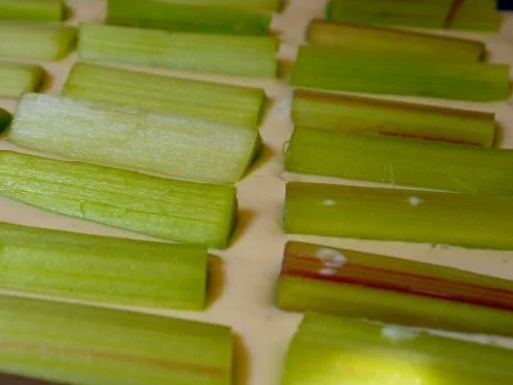 Rezept: Rhabarber-Ricotta-Kuchen mit Tonkabohne Bild Nr. 7 Rhabarber-Ricotta-Kuchen mit Tonkabohne - Rezept - Bild Nr. 7