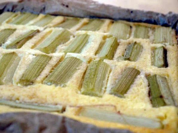 Rezept: Rhabarber-Ricotta-Kuchen mit Tonkabohne Bild Nr. 9 Rhabarber-Ricotta-Kuchen mit Tonkabohne - Rezept - Bild Nr. 9