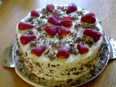 Feine Erdbeer-Rhabarber-Torte - Rezept