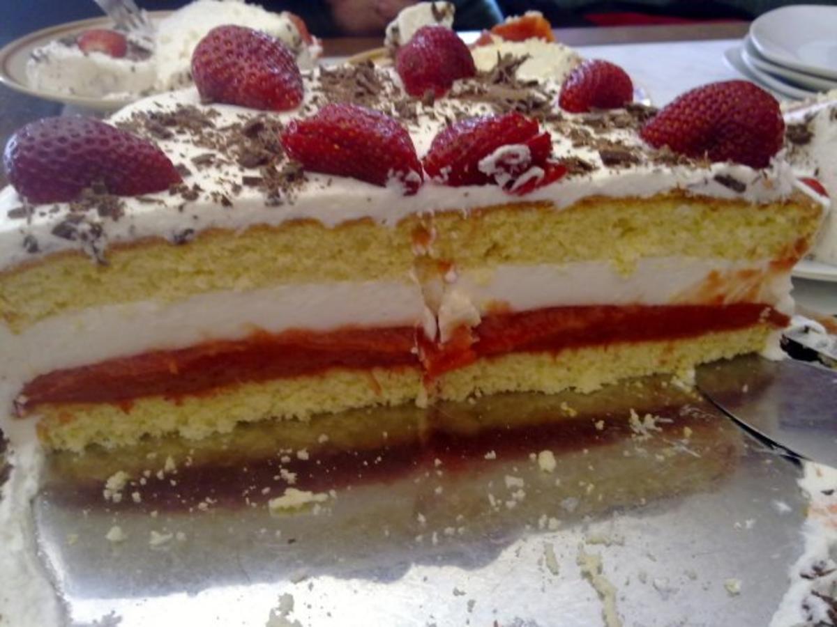 Feine Erdbeer-Rhabarber-Torte - Rezept - Bild Nr. 2