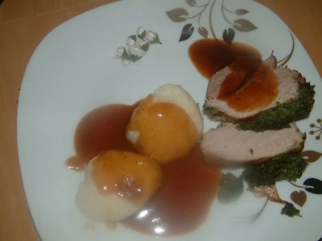 Schweinebraten mit Bärlauch-Kräuterkruste und Dunkelbiersauce - Rezept