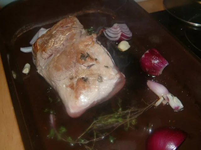 Schweinebraten mit Bärlauch-Kräuterkruste und Dunkelbiersauce - Rezept - Bild Nr. 3