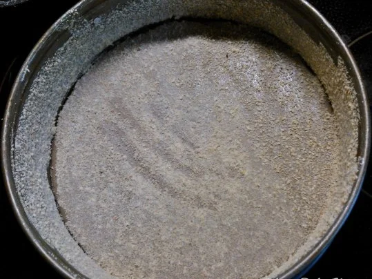 Kuchen: Heidelbeer Creme fraiche Kuchen auf knusprigem Mandelboden - Rezept - Bild Nr. 3