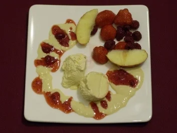 Crème Brûlée mit Vanilleeis und Früchten auf Fruchtspiegel (Tobias Schönenberg) - Rezept