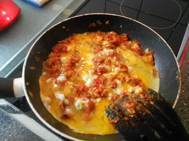menemen sucuklu türkische Eierspeise mit Knoblauchwurst - Rezept - Bild Nr. 27