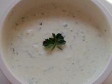 Joghurt-Gurken-Dip mit Gartenkräutern - Rezept
