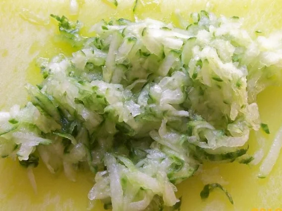 Joghurt-Gurken-Dip mit Gartenkräutern - Rezept - Bild Nr. 2