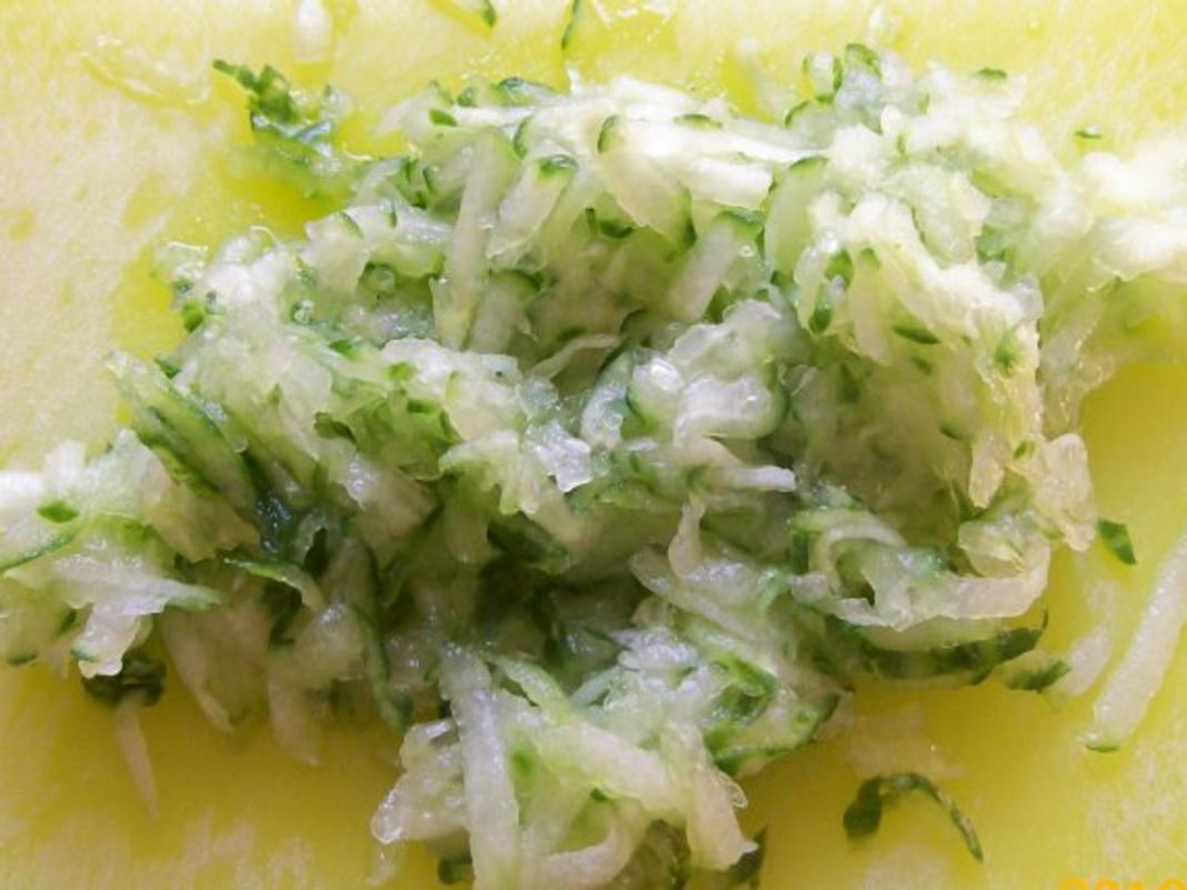 Joghurt-Gurken-Dip mit Gartenkräutern - Rezept - kochbar.de