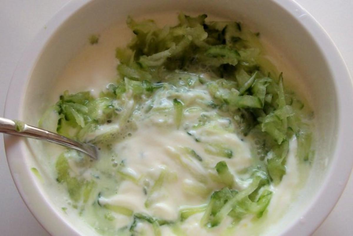 Joghurt-Gurken-Dip mit Gartenkräutern - Rezept - Bild Nr. 3